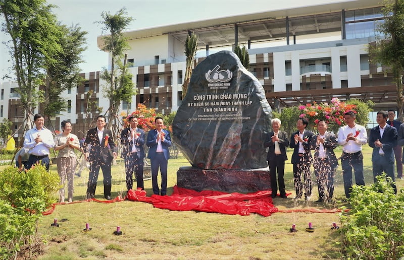 Gắn biển chào mừng 60 năm Ngày thành lập tỉnh Quảng Ninh tại Khu du lịch sinh thái cao cấp Vân Hải